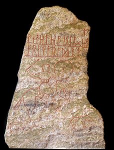 En stele med runeinnskrifter som representerer en vikingrytter med en hund (stein)