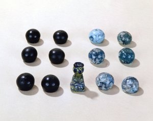 Sjakkbrikker fra vikingbyen Birka (glass)