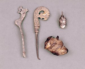 Ulike apparater og vikingjuveler, øverst til høyre, en representasjon av guddommen Odin. Stockholm, Historiska Museet