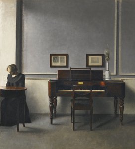 Ida i et interiør med piano