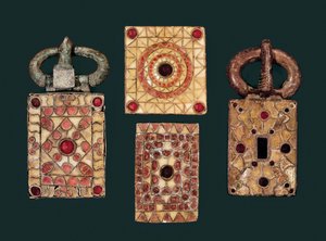 Metalløredobber dekorert med gull og granat, 7. århundre (gull og granat) av Visigothic
