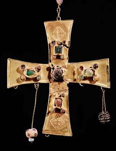 Torredonjimeno-kors (metall innlagt med edelstener og blomsterdekorasjoner, 600-700-tallet)