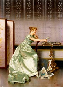 En elegant dame som beundrer en portefølje med trykk av Vittorio Reggianini