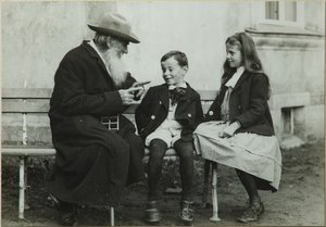 Leo Tolstoy med barnebarna Leo og Sofia, 1909 av Vladimir Grigorievich Chertkov