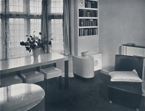 Renovart Ltd: En ettromsleilighet med en nyttig hjørnemontering som inkluderer en elektrisk klokke montert bl.a av W. Dennis Moss