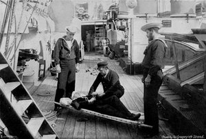 Ambulanseøvelse om bord på krysseren HMS Tartar, 1896. av W Gregory