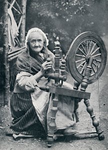 En gammel irsk kvinne ved sitt spinnehjul, 1912