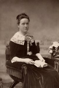 ""Millicent Fawcett (født Garrett - 1947-1929) engelsk feminist, i 50 år leder av bevegelsen for kvinners stemmerett. Søster til pioneren kvinnelegen Elizabeth Garrett Anderson; kone til Henry Fawcett, den blinde radikale politikeren (woodburytyp