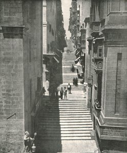 En bratt gate i Valletta, Malta, 1895. av W and S Ltd