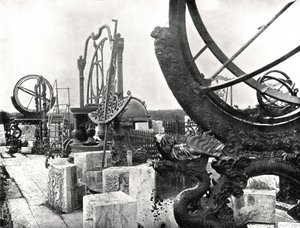 Noen instrumenter på toppen av observatoriet, Pekin, Kina, 1895. av W and S Ltd