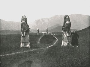 Tilnærmingen til byen, Nankin, Kina, 1895. av W and S Ltd