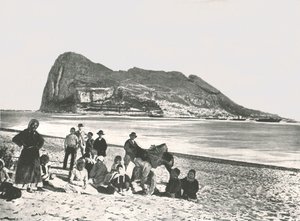 Utsikt over klippen fra havet, Gibraltar, 1895. av W and S Ltd