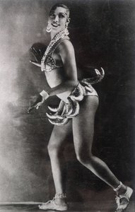 Josephine Baker kledd med et belte med bananer. Fotografi av Lucien Walery (1863-1935).
