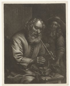 Røykende gammel mann varmer hendene