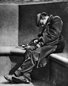 En mann som sover på Blackfriars Bridge, London, 1926-1927.