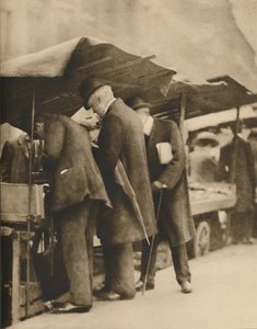 På en av bokstallene på Farringdon Road Market, c1935.