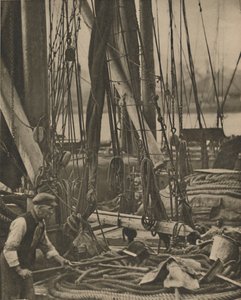 Ved foten av masten på en Thames-lekter, c1935.