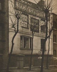 Ved tegnet til den gamle klokken i St. Brides kirkegård, c1935.