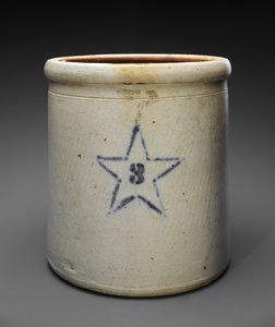 Three Gallon Crock, ca. 1909-1915 (bristolglasert steintøy med stensilert kobolt) av Weller and Wagner Co. Newton