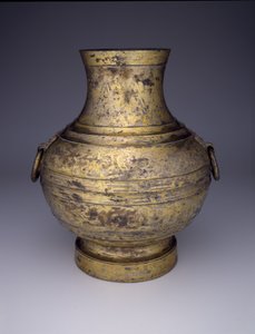 Oppbevaringskar (Hu eller Zhong) med sammenflettede drager og stiliserte skyer (bronse med innskåret dekorasjon og gull- og sølvamalgam) av Western Han Dynasty Chinese School