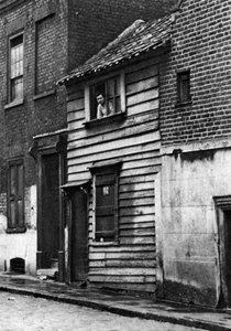 Et gammelt trehus i St John's Hill, Shadwell, London, 1926-1927.