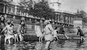 Barn som padler i fontenene på Trafalgar Square, London, 1926-1927