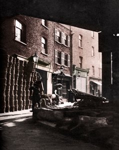 Fruktkurver stablet mot hus på Borough Market, London, 1926-1927