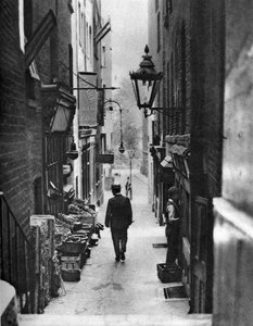 George Court en bakgate som fører til Adelphi Theatre fra Strand, London, 1926-1927.