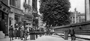 St Pauls kirkegård og en bomstasjon, London, 1926-1927.