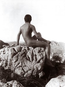 Ung mann poserer på en stein av Wilhelm Baron von Gloeden