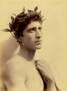 Studie av en gutt som bærer en krans, Sicilia, C.1898 (sepia-bilde) av Baron Wilhelm von Gloeden