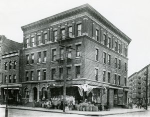 767 East 152nd Street, 7. desember 1915 av William Davis Hassler