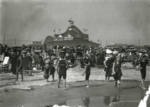 Strandscene, Coney Island, ca. 1910-21 av William Davis Hassler