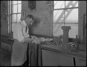Carver arbeider med kisteprydninger, Oneida, New York, 3. april 1916 av William Davis Hassler
