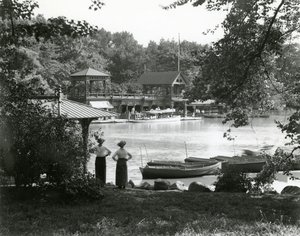 Central Park Boat House, ca. 1910-21 av William Davis Hassler