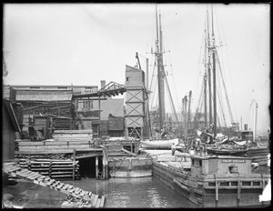 Havner og båter på uidentifisert vannkant, muligens Harlem River, Inwood, New York, ca. 1910 av William Davis Hassler