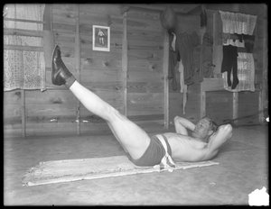 Den engelske bokseren William Thomas Wells (Bombardier Billy Wells), poserer i treningsbukser med benløft, ca. 1911