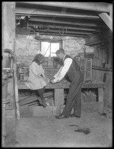 Frank P. Hassler og Mary Hassler i kjelleren, Glen Ellyn, ca. 1912 av William Davis Hassler