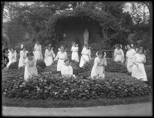 Avgangsklasse med jenter fra det romersk-katolske foreldreløse asylet i blomsterhagen, foran Jomfru Marias grotte, 1912 bw foto av William Davis Hassler