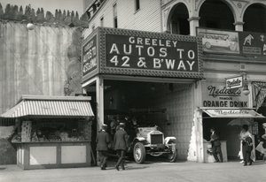 Greeley Autos til 42 og B'Way, ca. 1910-21 av William Davis Hassler