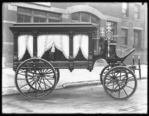 Hestetrukne likbiler tilhørende F.S. York, parkert på W. 145th Street (eller E. 145th Street), New York City, 1. desember 1914
