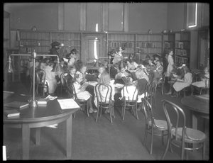 Innvendig visning av en uidentifisert gren av Queens Borough Public Library, ca. 1910 av William Davis Hassler