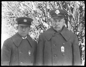 Larry Casey og John Connolly poserte i sine vinteruniformer i snøen, Isham Park, Inwood, New York City, 7. mars 1915