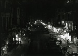 Nattutsikt over Grand Street ved Orchard Street, NYC, 1917 av William Davis Hassler