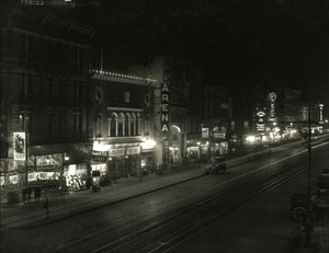 Nattutsikt på sørsiden av 23rd Street mellom Sixth and Seventh Avenue, ca. 1916-17 av William Davis Hassler