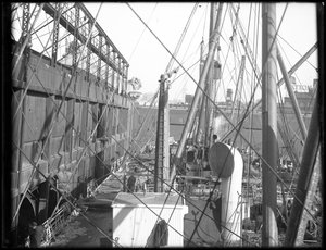 R.M.S. Carpathia-lasting ved Pier 54 N.R., 1912 av William Davis Hassler