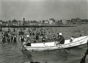Robåt og svømmere i vannet, Coney Island, ca. 1910-21 av William Davis Hassler