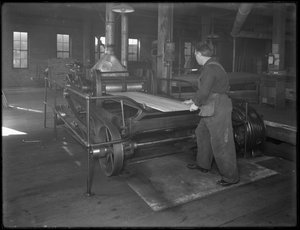 Løpende tømmer beregnet for bruk i skrinproduksjon gjennom en dobbelflatehøvel, Oneida, New York, 3. april 1916 av William Davis Hassler