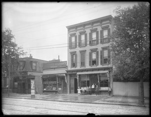 Syv barn poserer foran en uidentifisert gren av Queens Borough Public Library, New York, ca. 1910 av William Davis Hassler