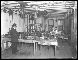 Verksted i sjette etasje, Geyser Electric Water Heater Company, 42 Hudson Street, New York City, 31. desember 1914 av William Davis Hassler